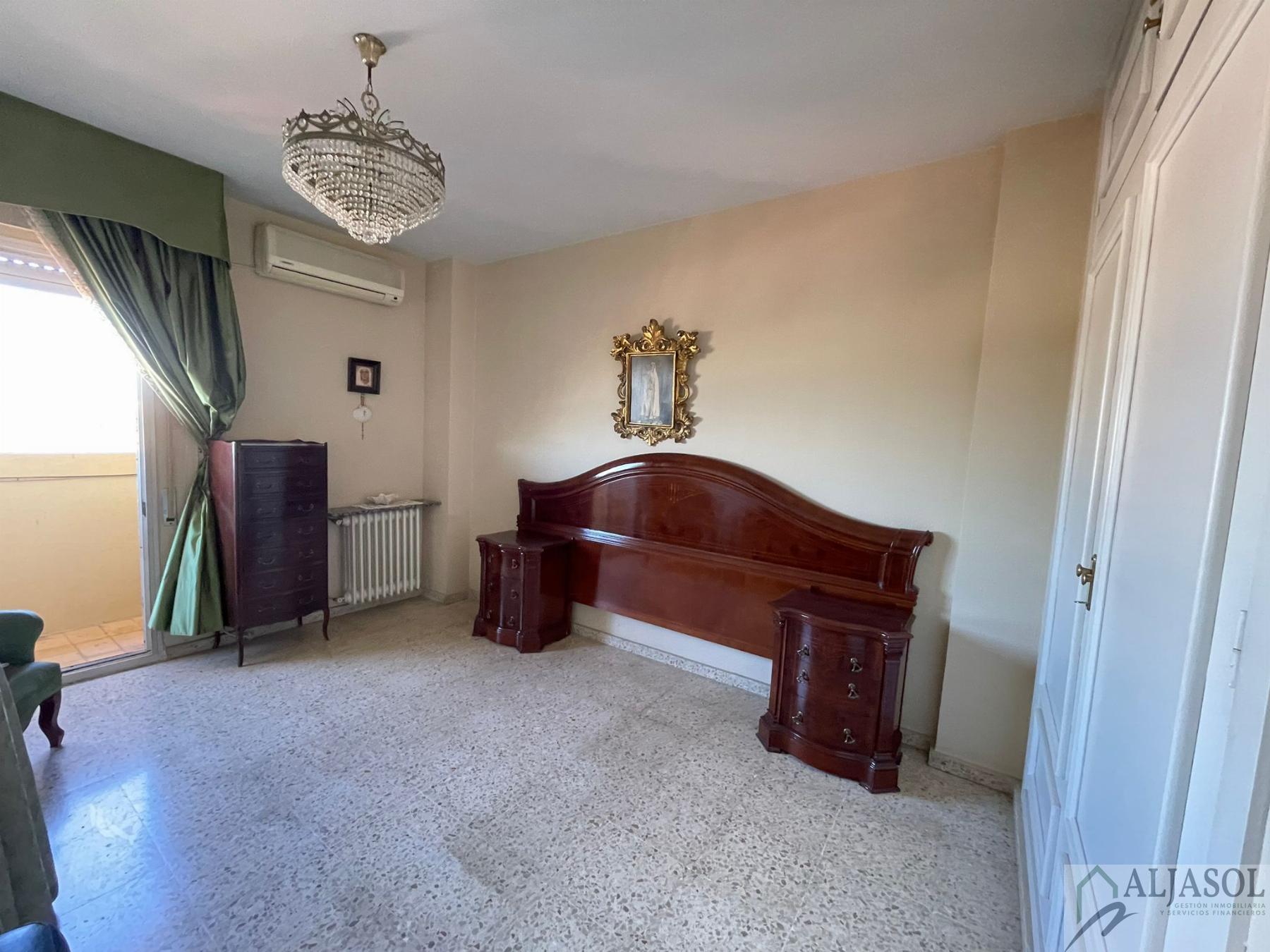 For sale of flat in Tomares