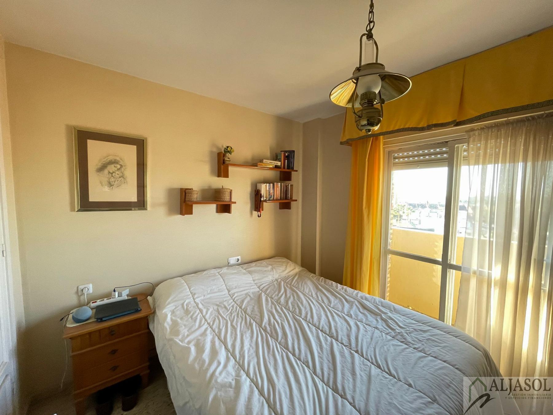 For sale of flat in Tomares