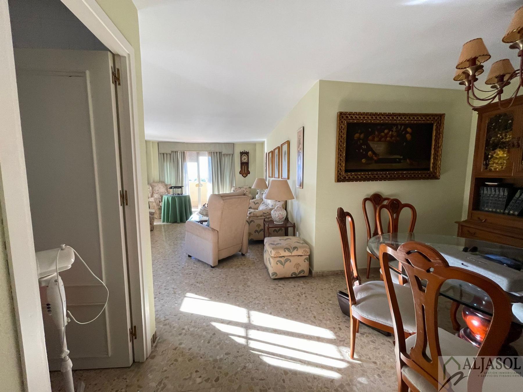 For sale of flat in Tomares