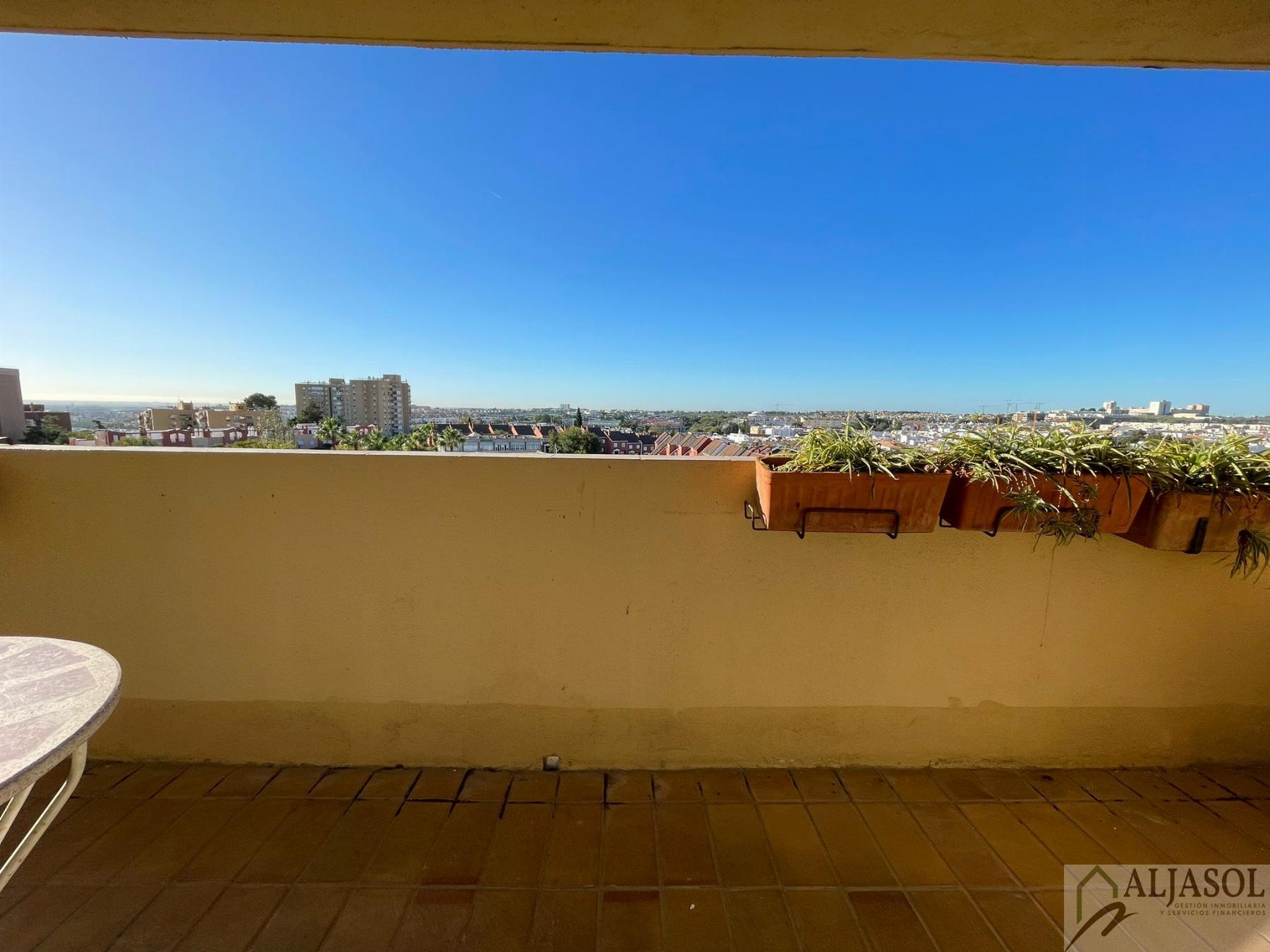 For sale of flat in Tomares
