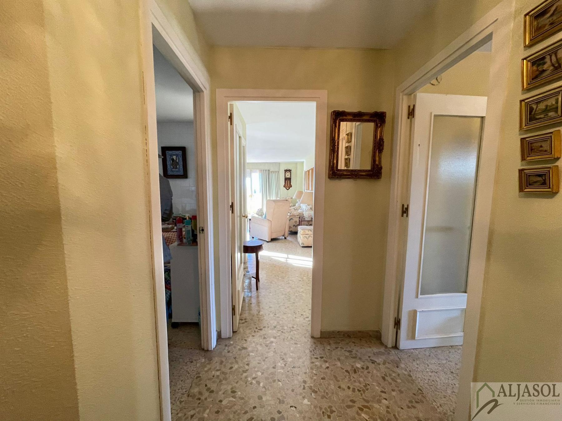 For sale of flat in Tomares
