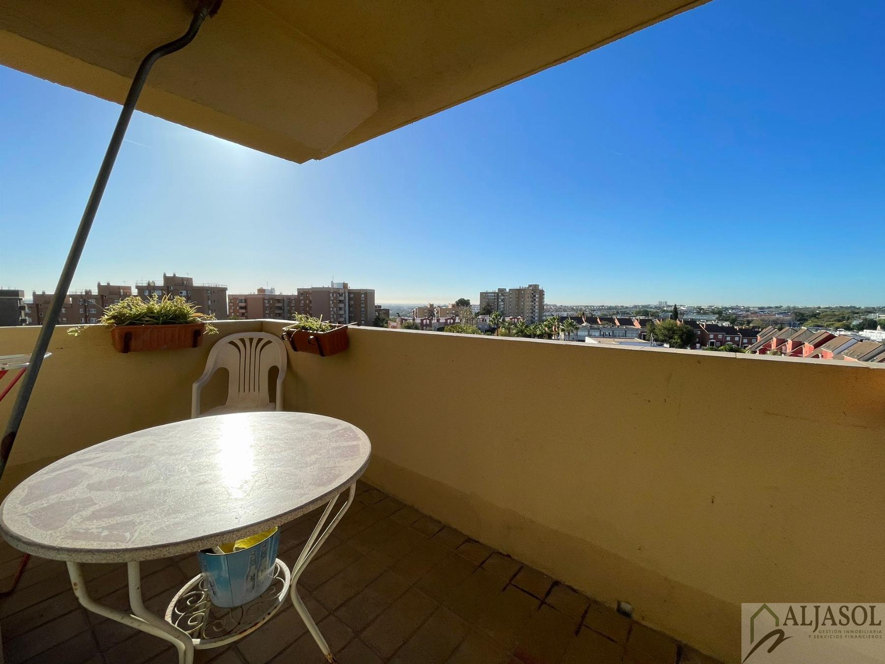 For sale of flat in Tomares