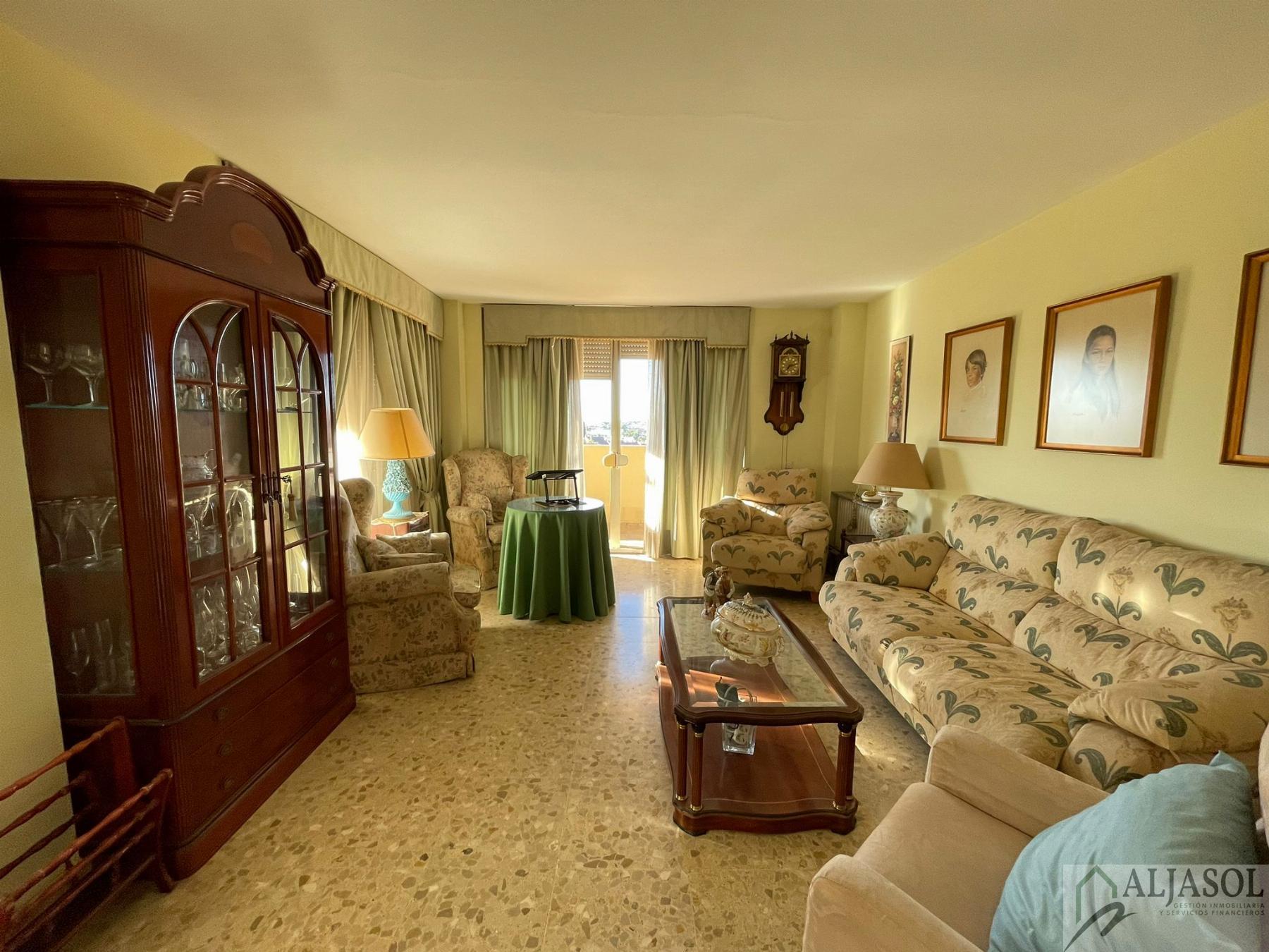 For sale of flat in Tomares