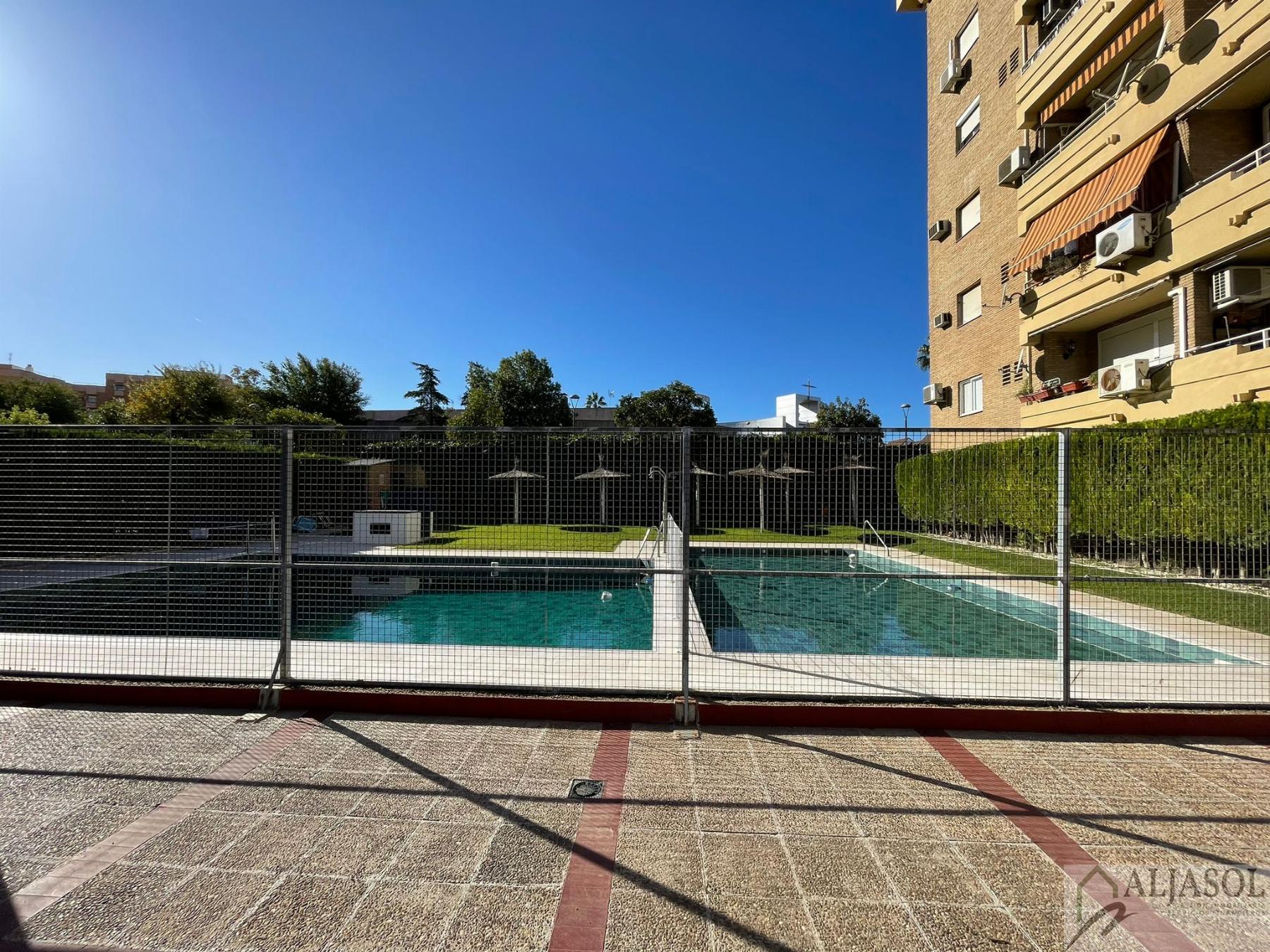 For sale of flat in Tomares