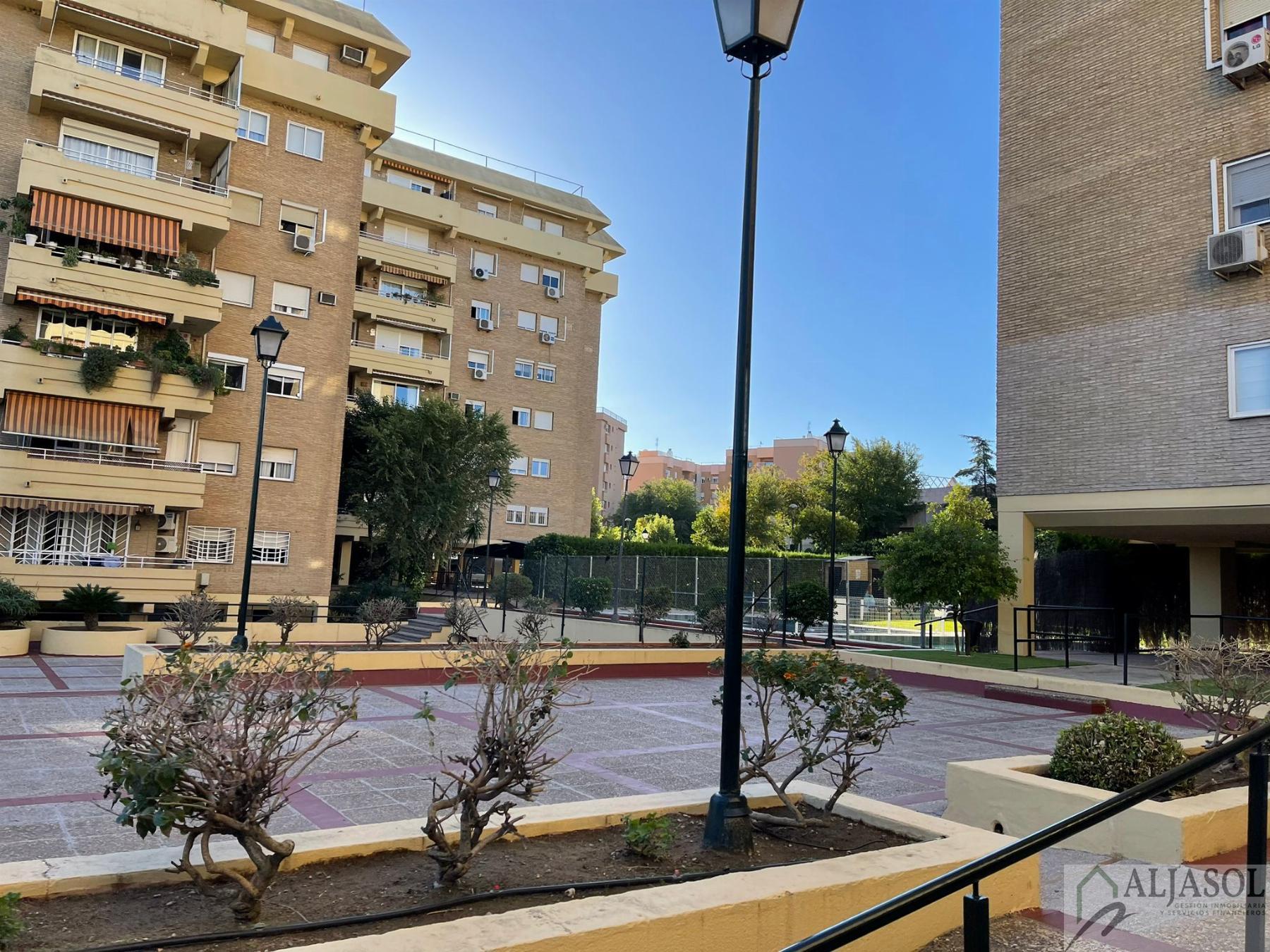 For sale of flat in Tomares
