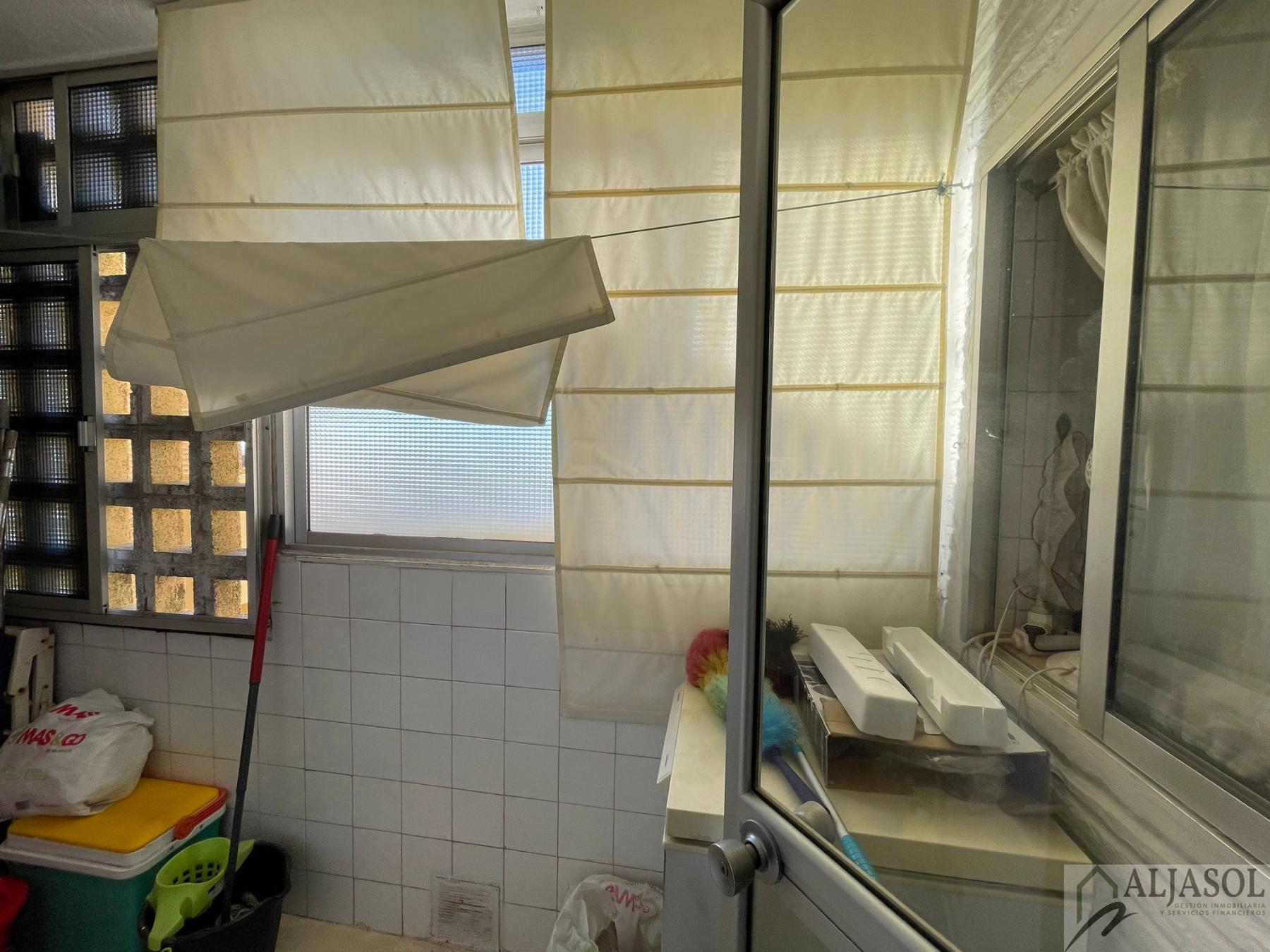 For sale of flat in Tomares