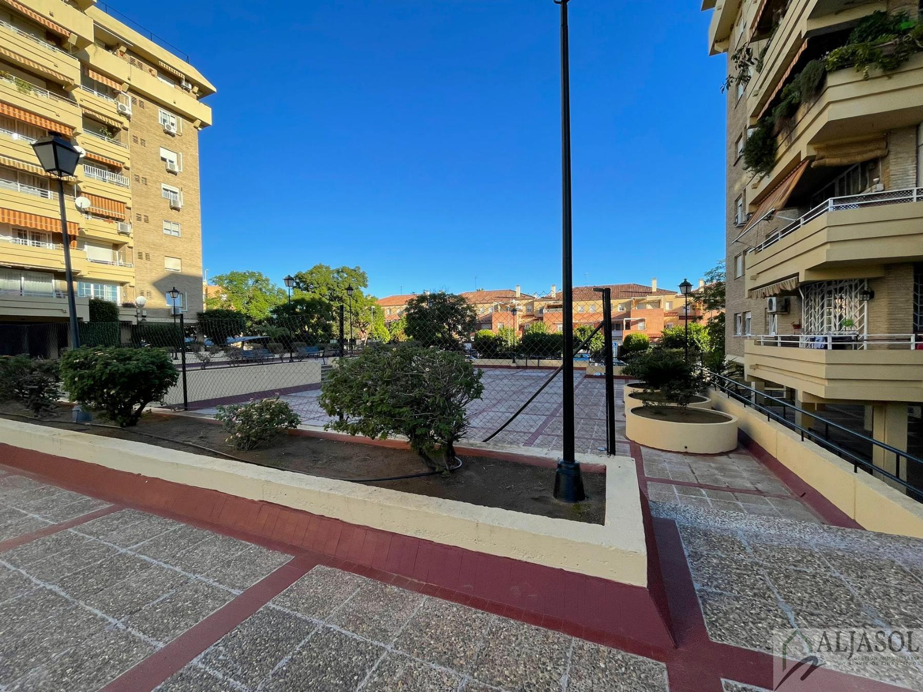 For sale of flat in Tomares