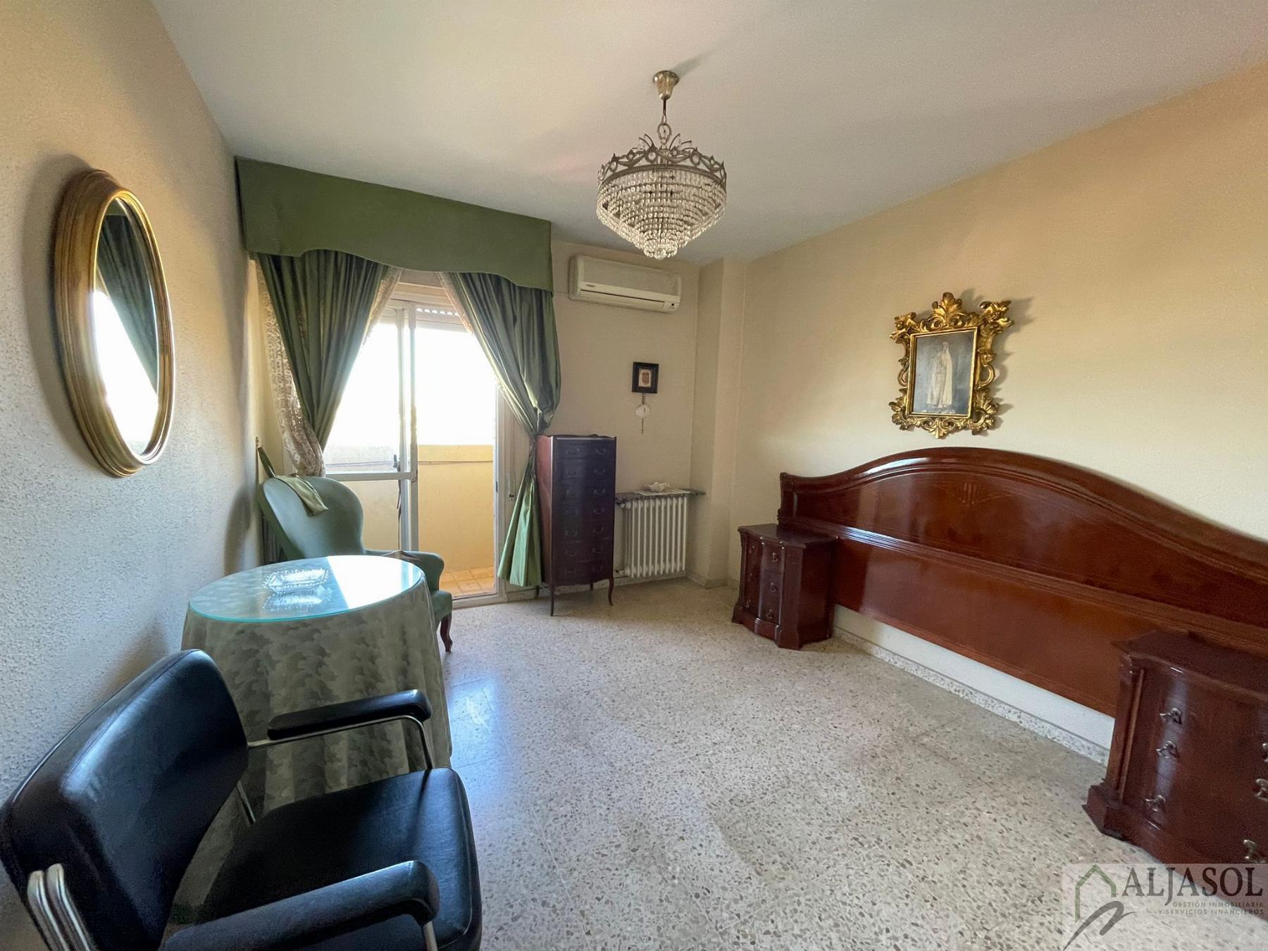 For sale of flat in Tomares