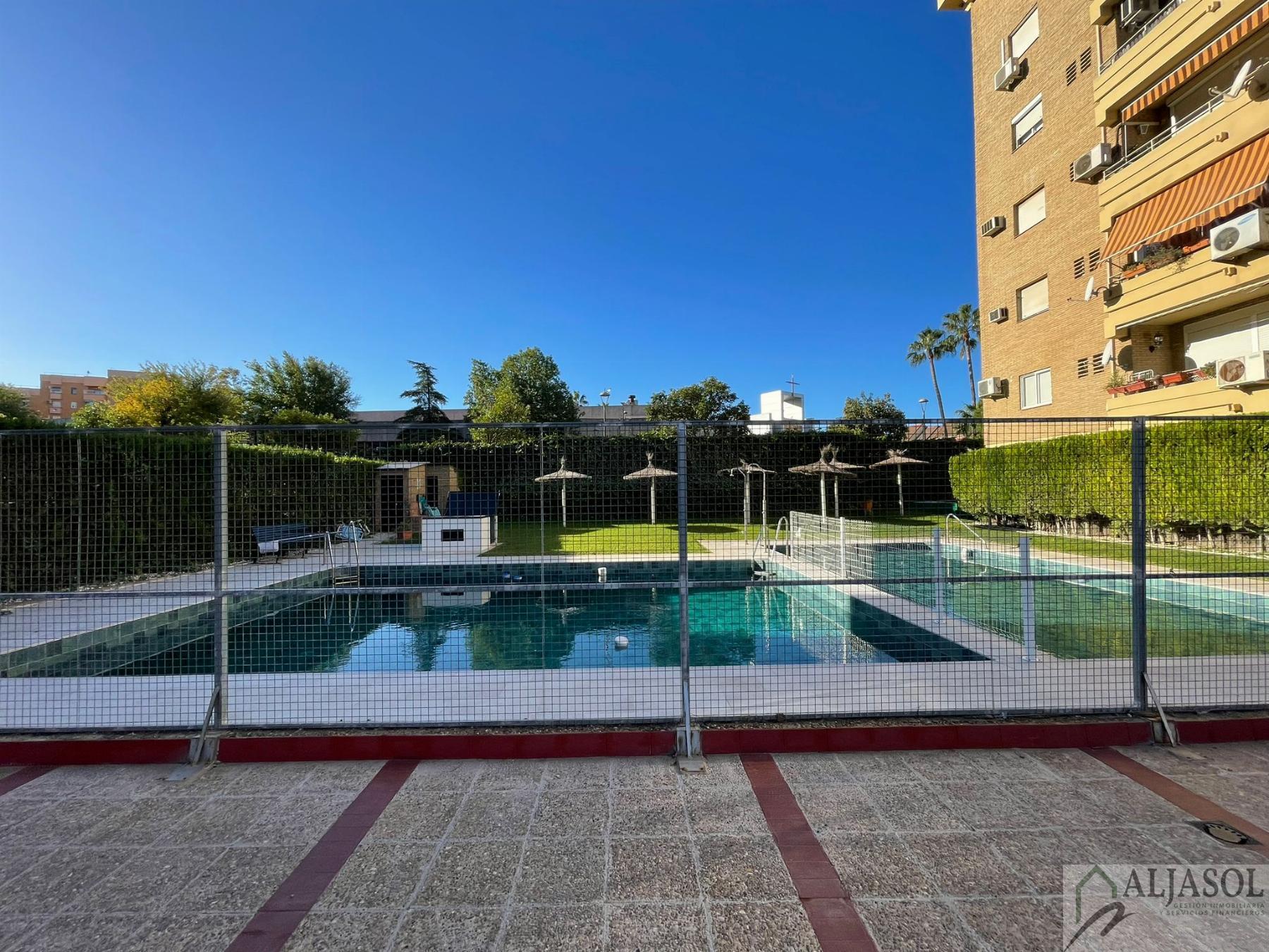 For sale of flat in Tomares