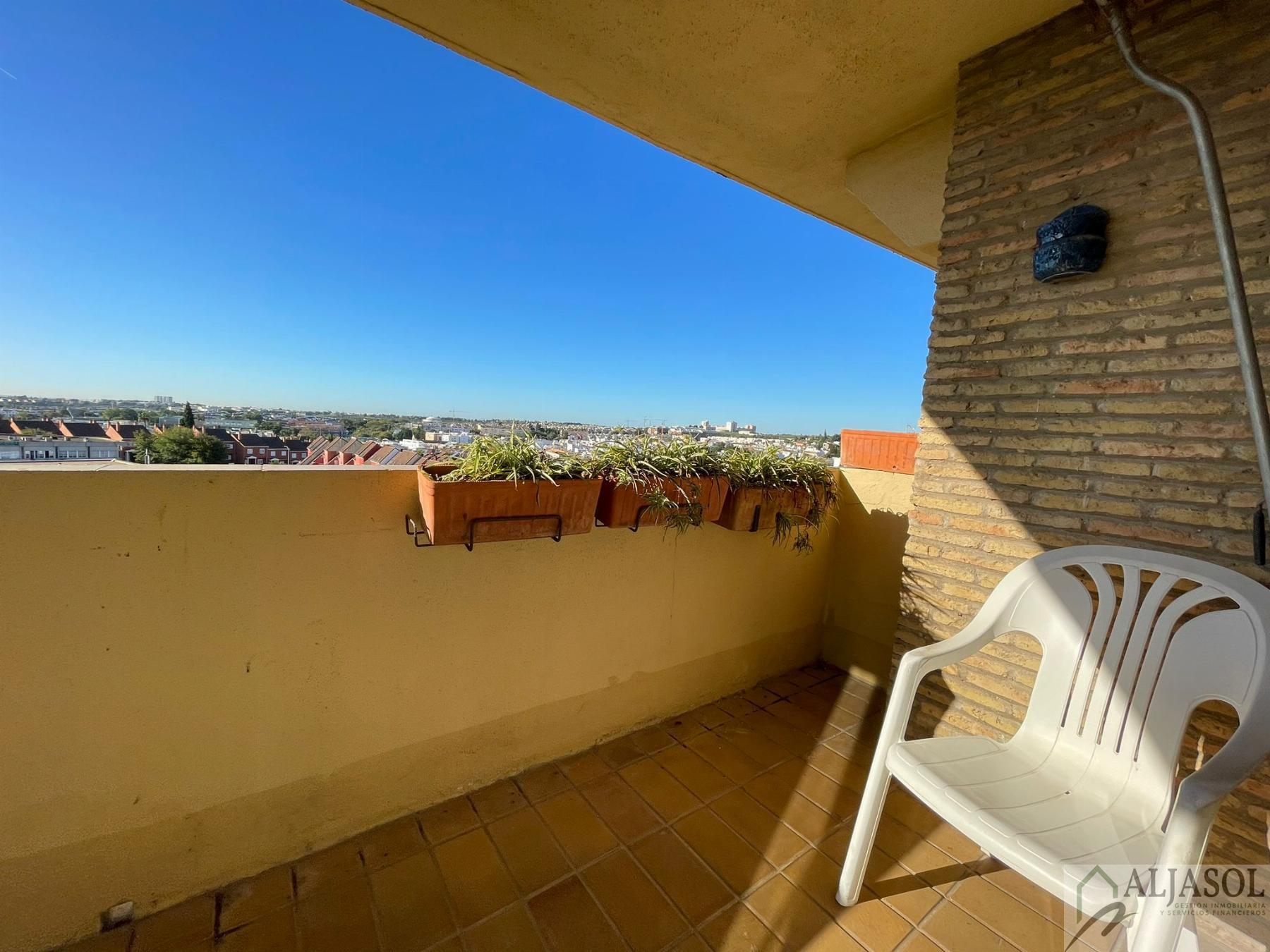 For sale of flat in Tomares