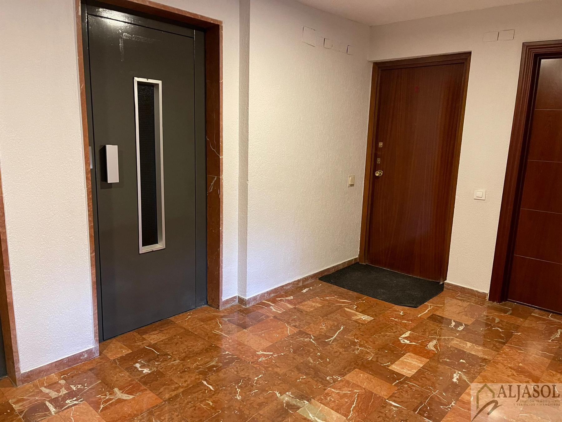 For sale of flat in Tomares
