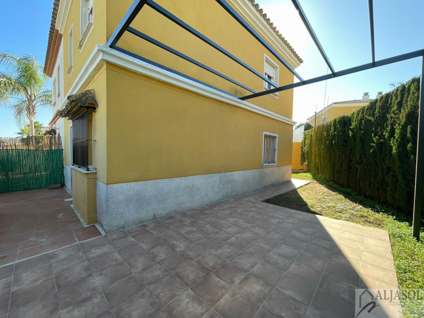 For sale of house in Villanueva del Ariscal