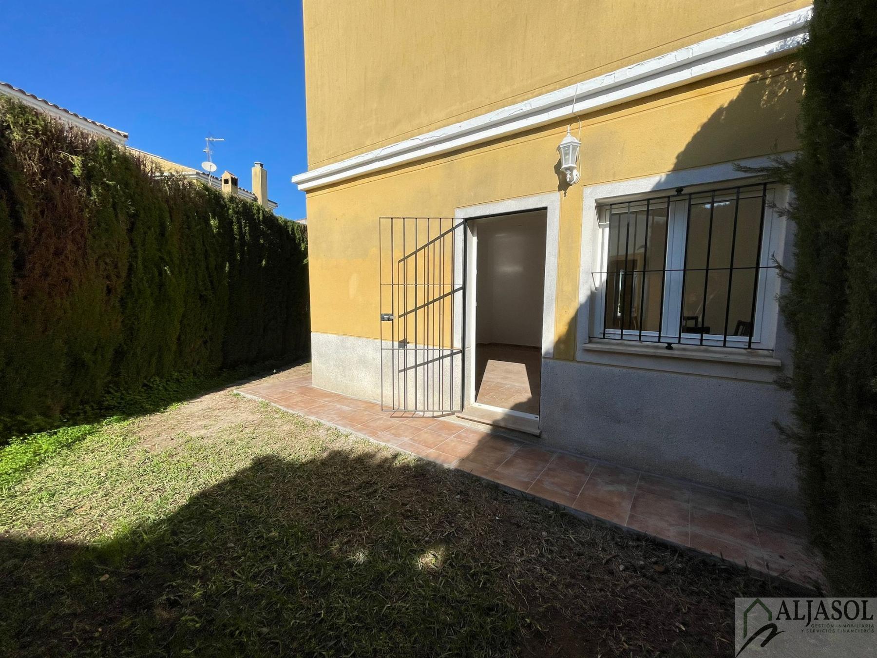 For sale of house in Villanueva del Ariscal