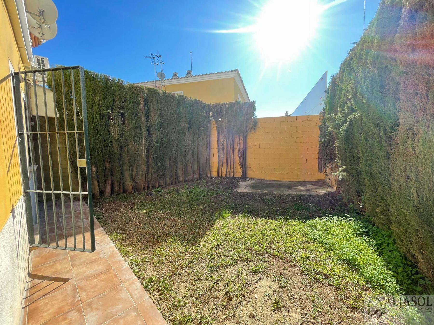 For sale of house in Villanueva del Ariscal