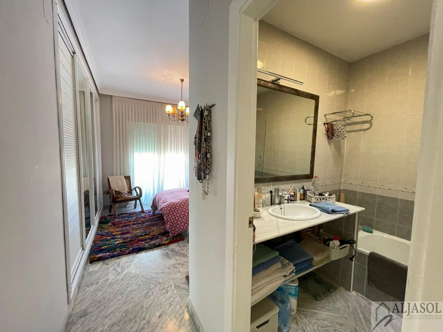 For sale of house in Salteras