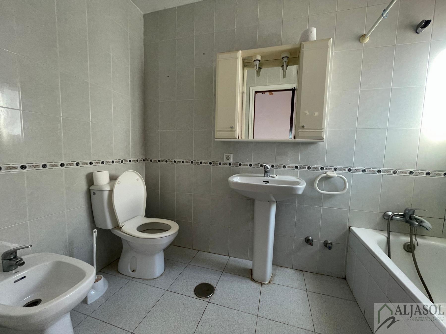 For sale of house in Salteras