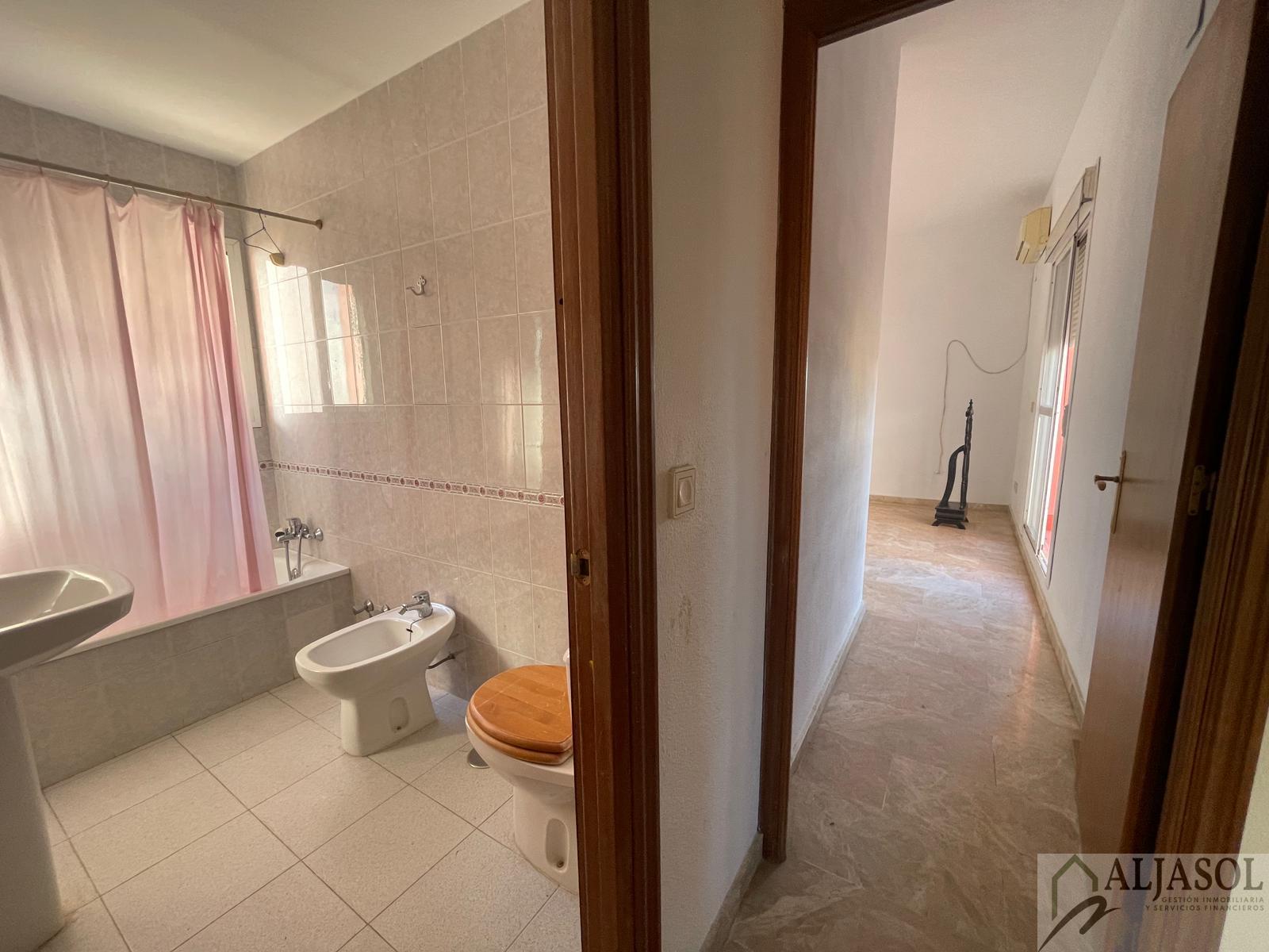 For sale of house in Salteras