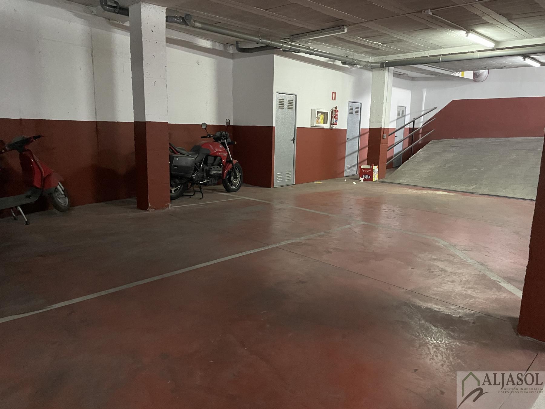 For sale of garage in Salteras