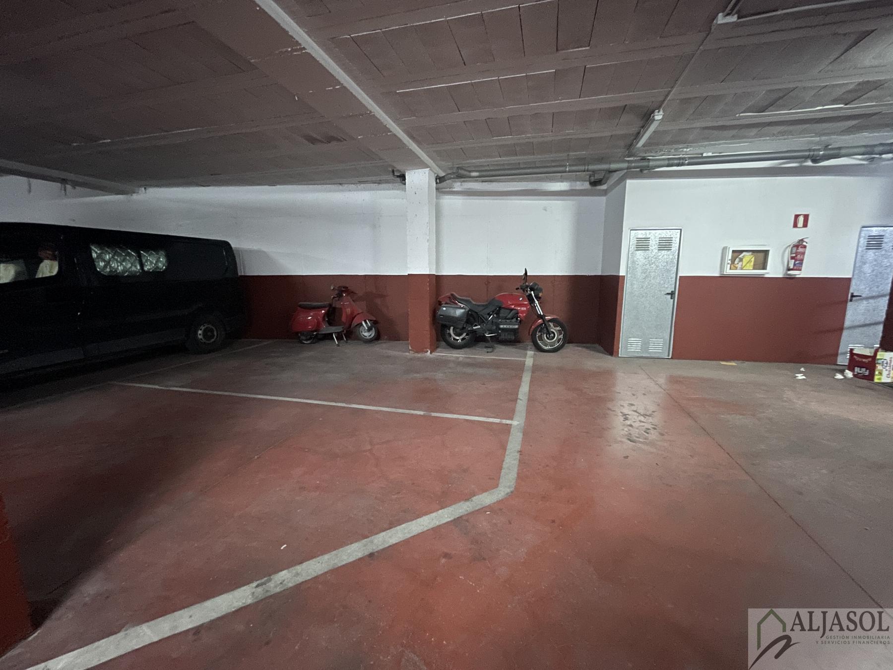 For sale of garage in Salteras