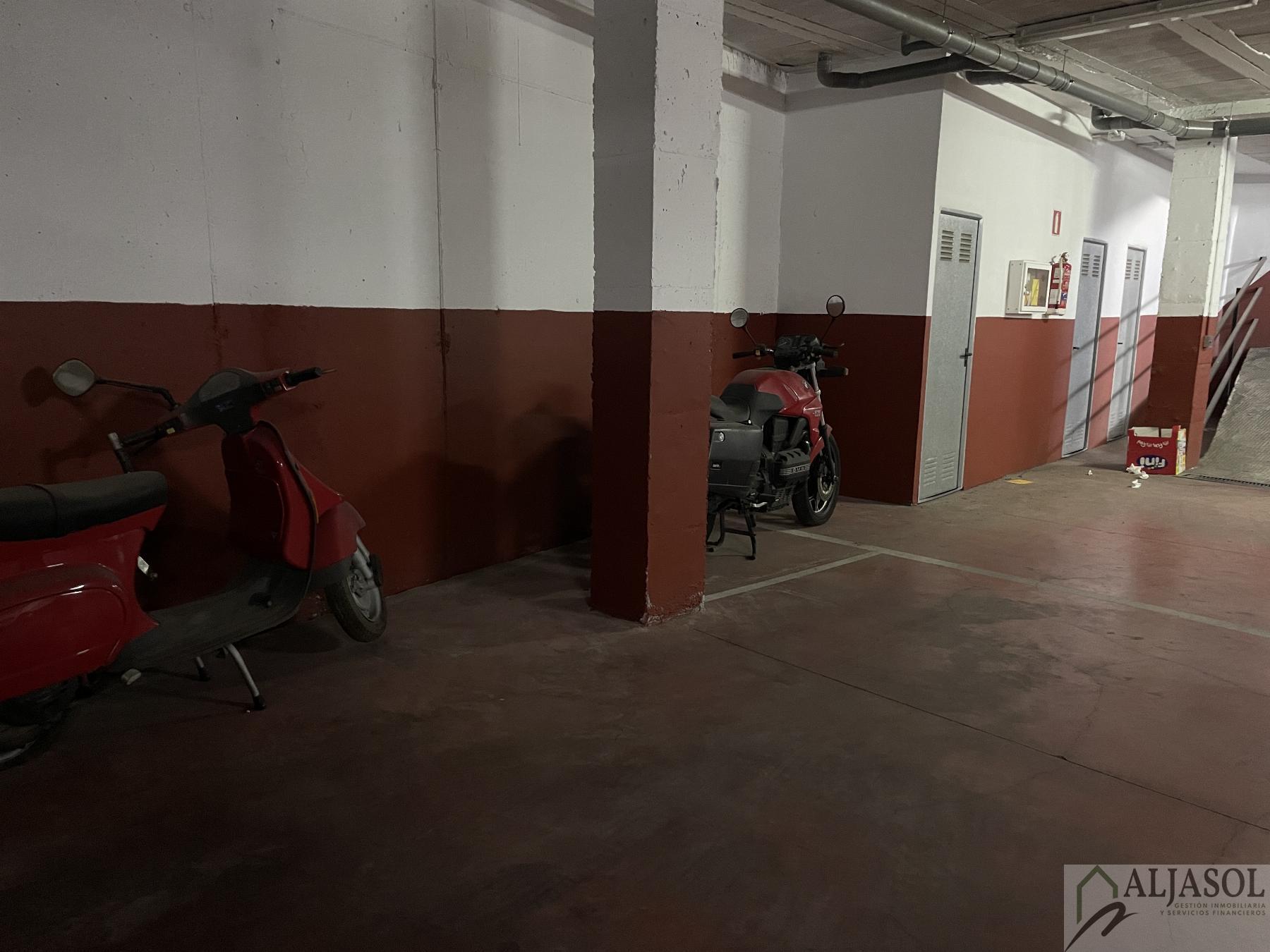 For sale of garage in Salteras