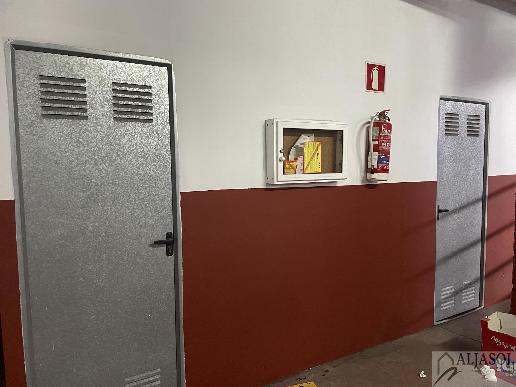 For sale of garage in Salteras