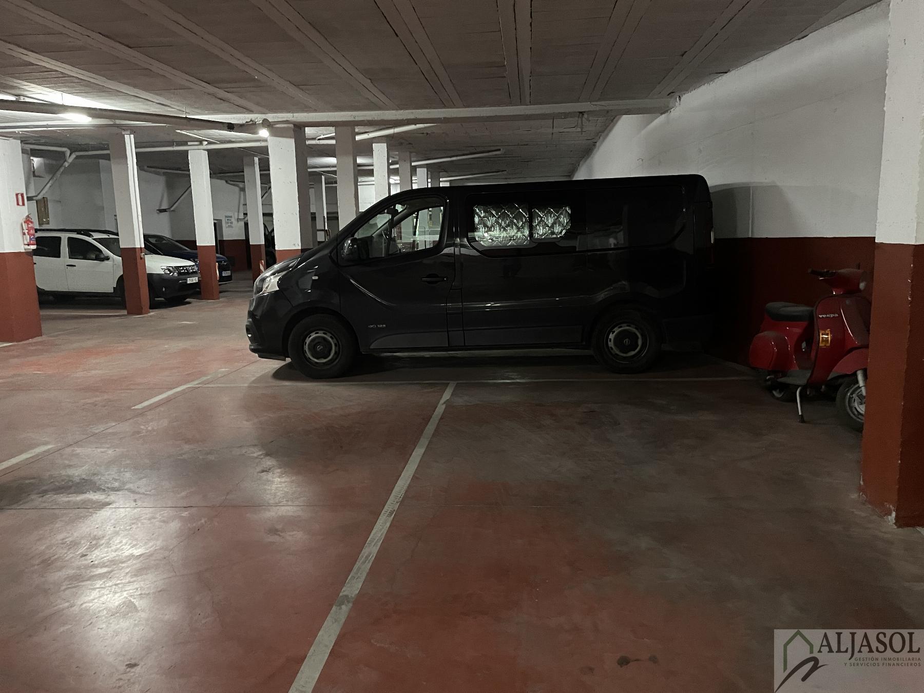 For sale of garage in Salteras