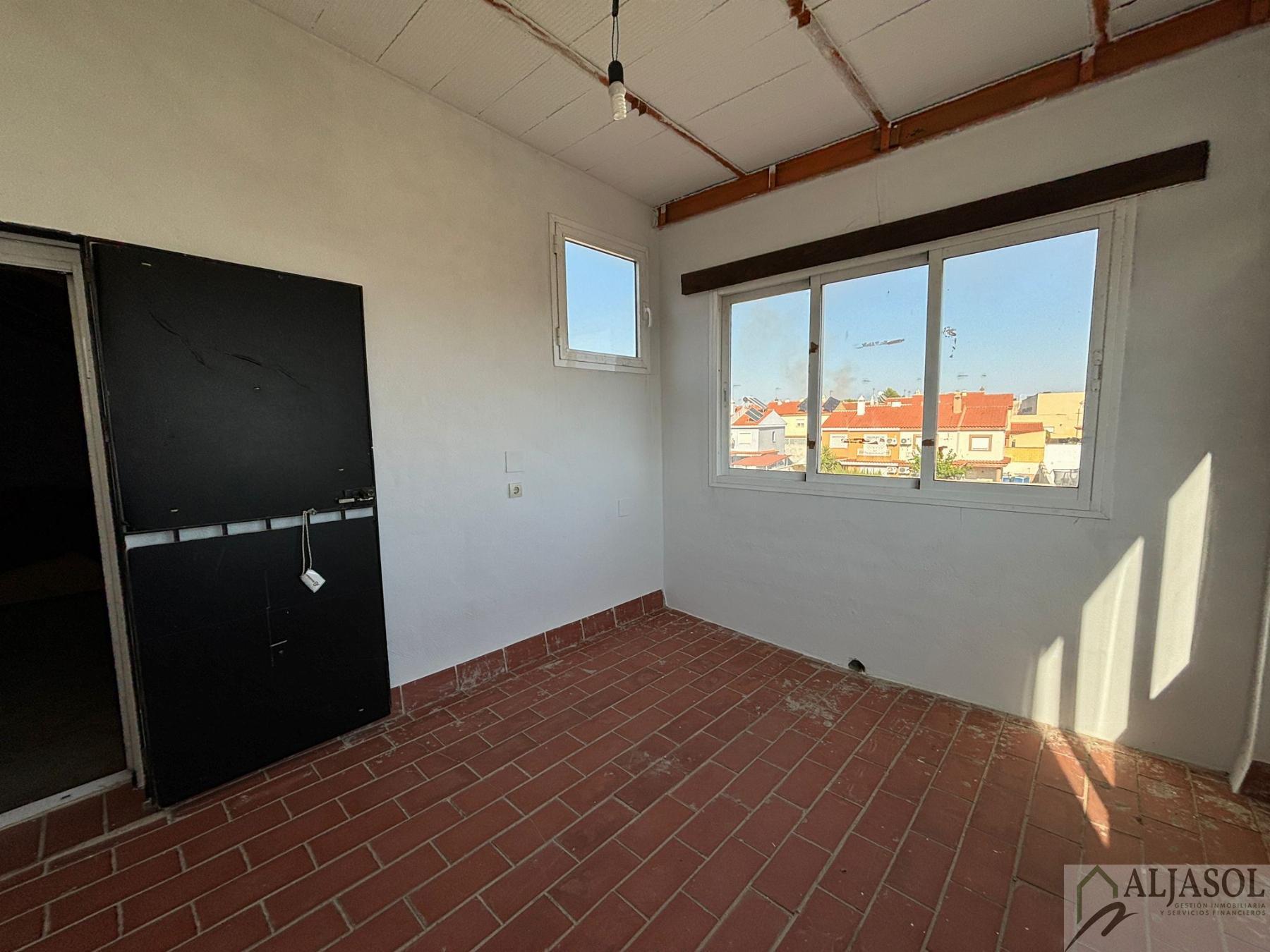 For sale of house in Salteras