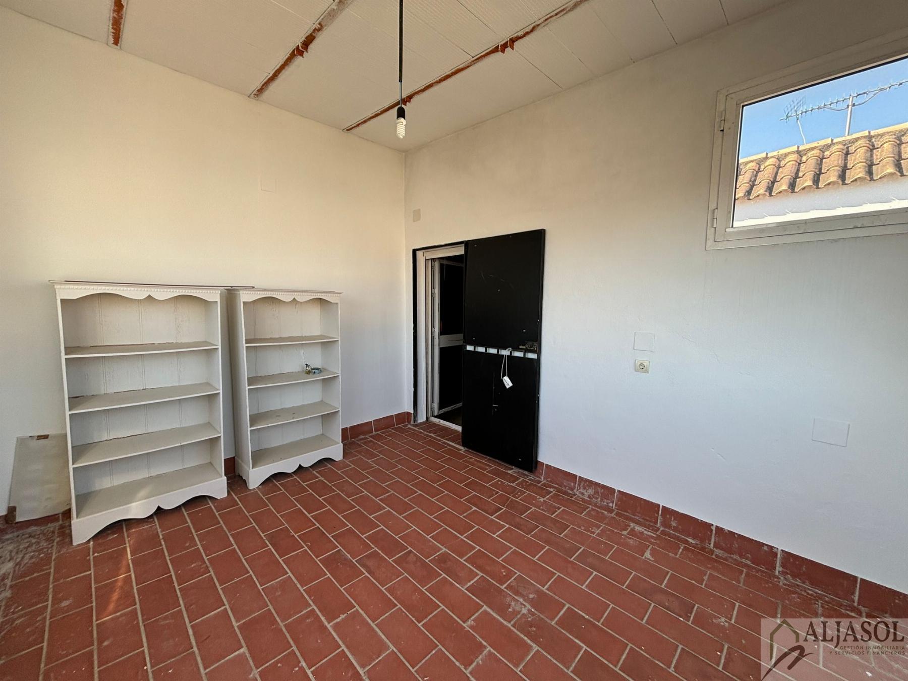 For sale of house in Salteras