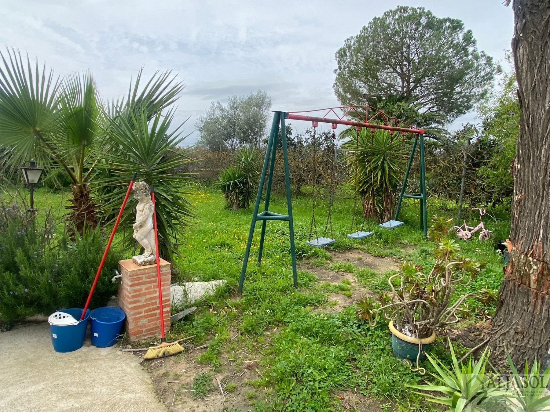 For sale of rural property in Hinojos