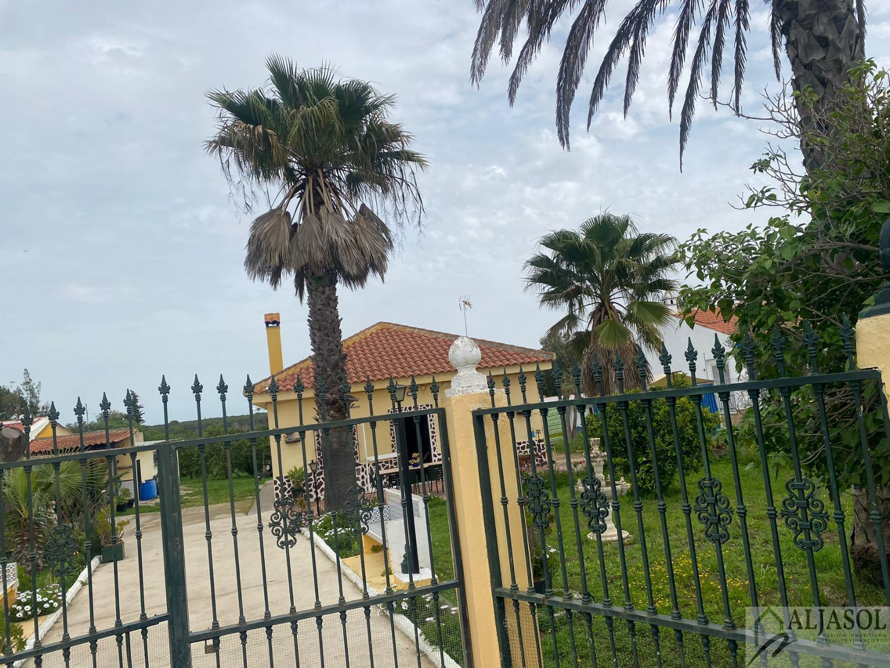 For sale of rural property in Hinojos