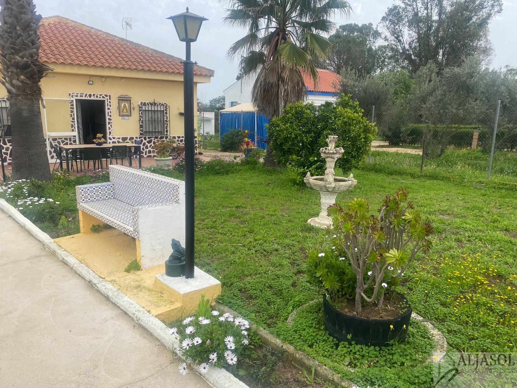 For sale of rural property in Hinojos
