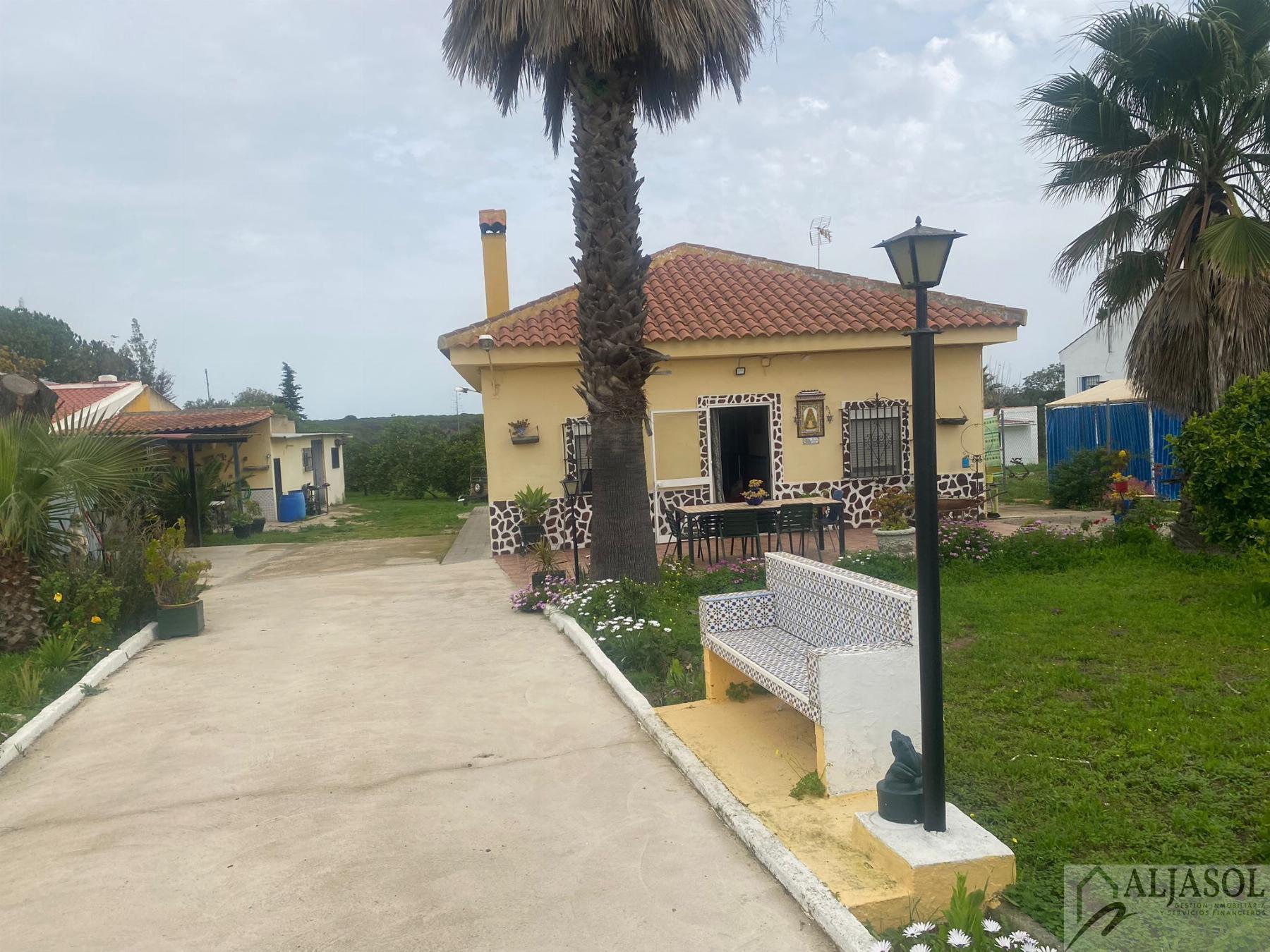 For sale of rural property in Hinojos