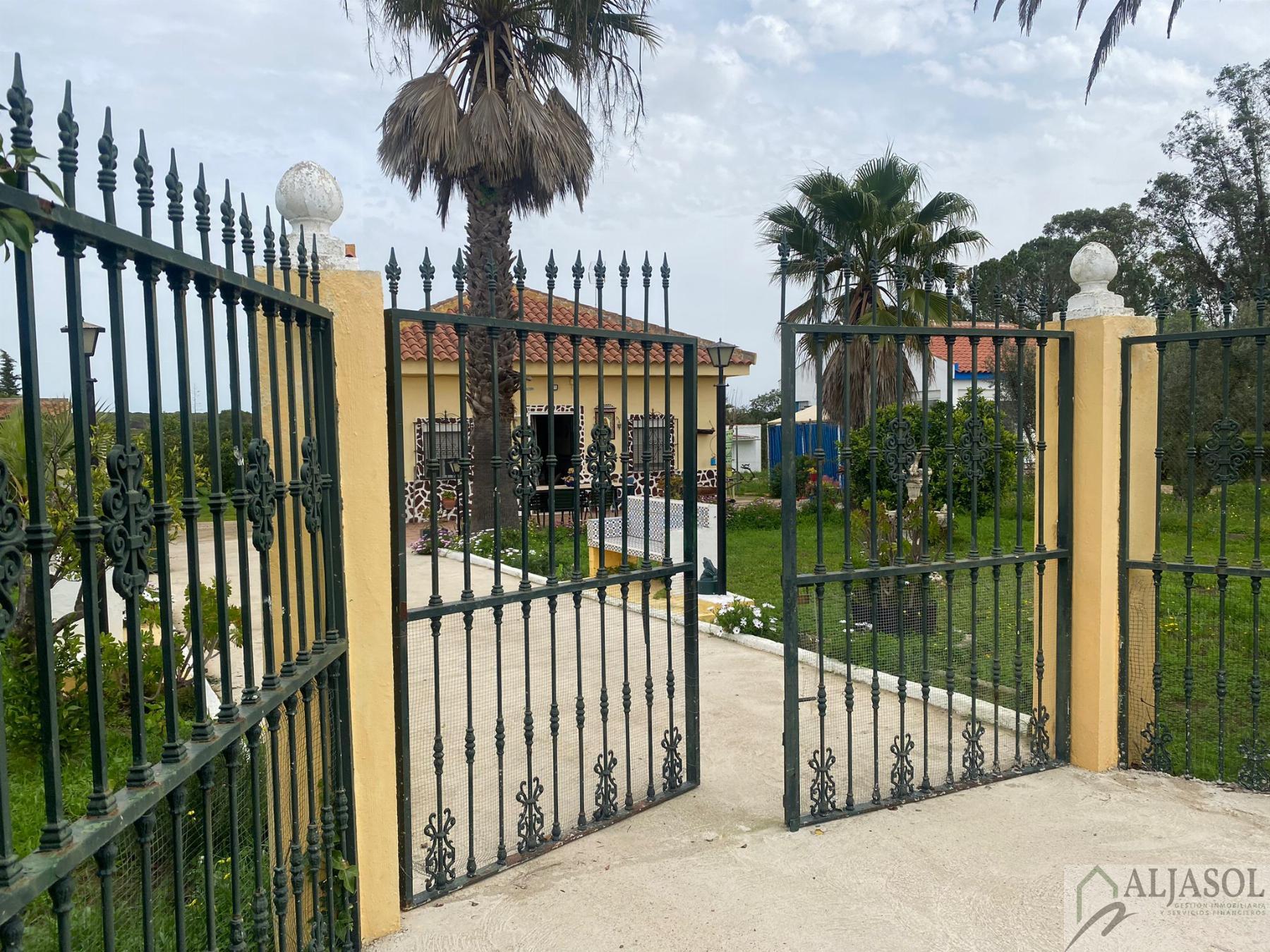 For sale of rural property in Hinojos