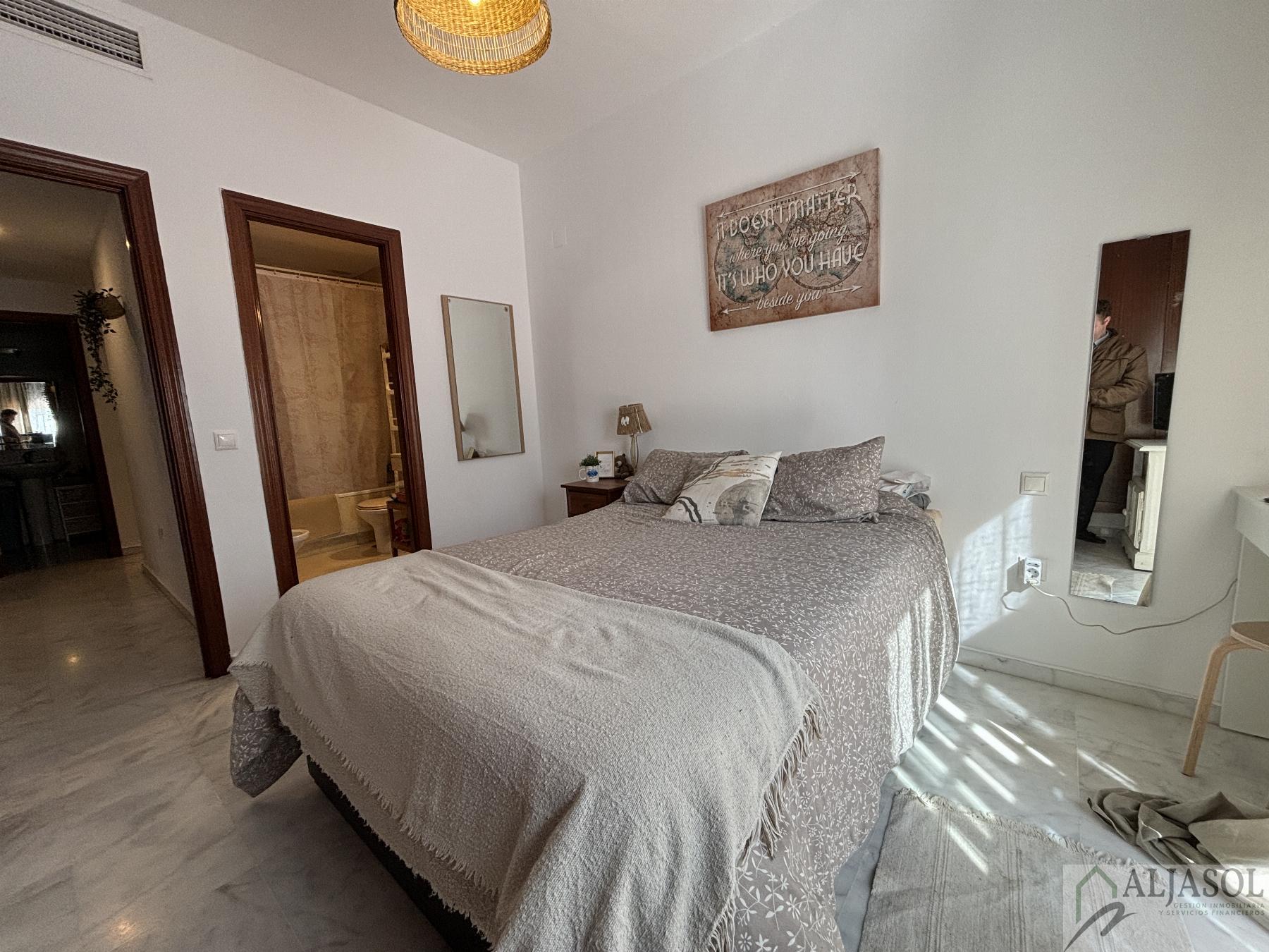 For sale of flat in Mairena del Aljarafe