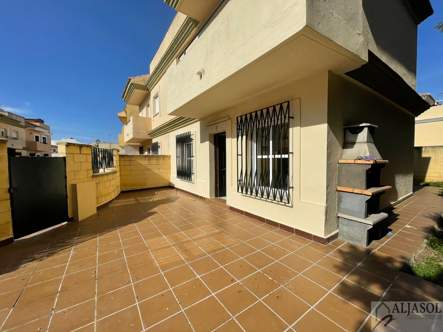 For sale of house in Villanueva del Ariscal