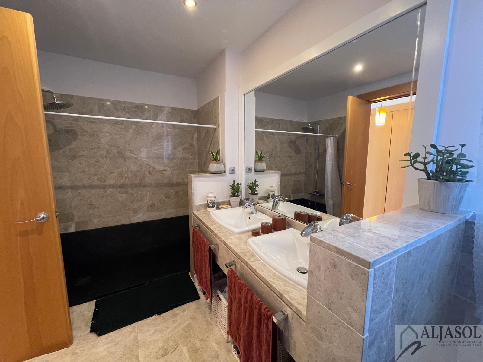 Venta de chalet en Tomares