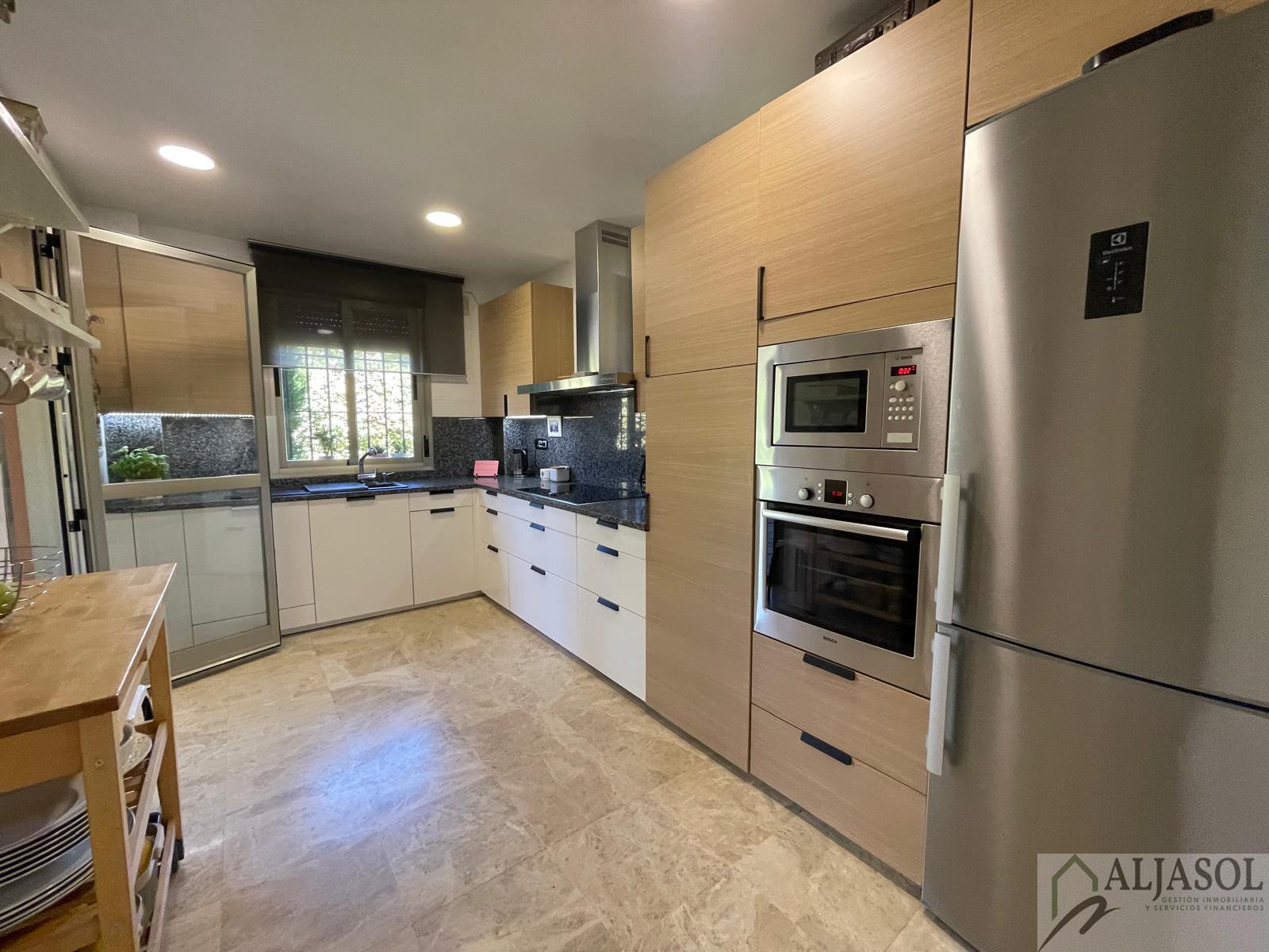 Venta de chalet en Tomares