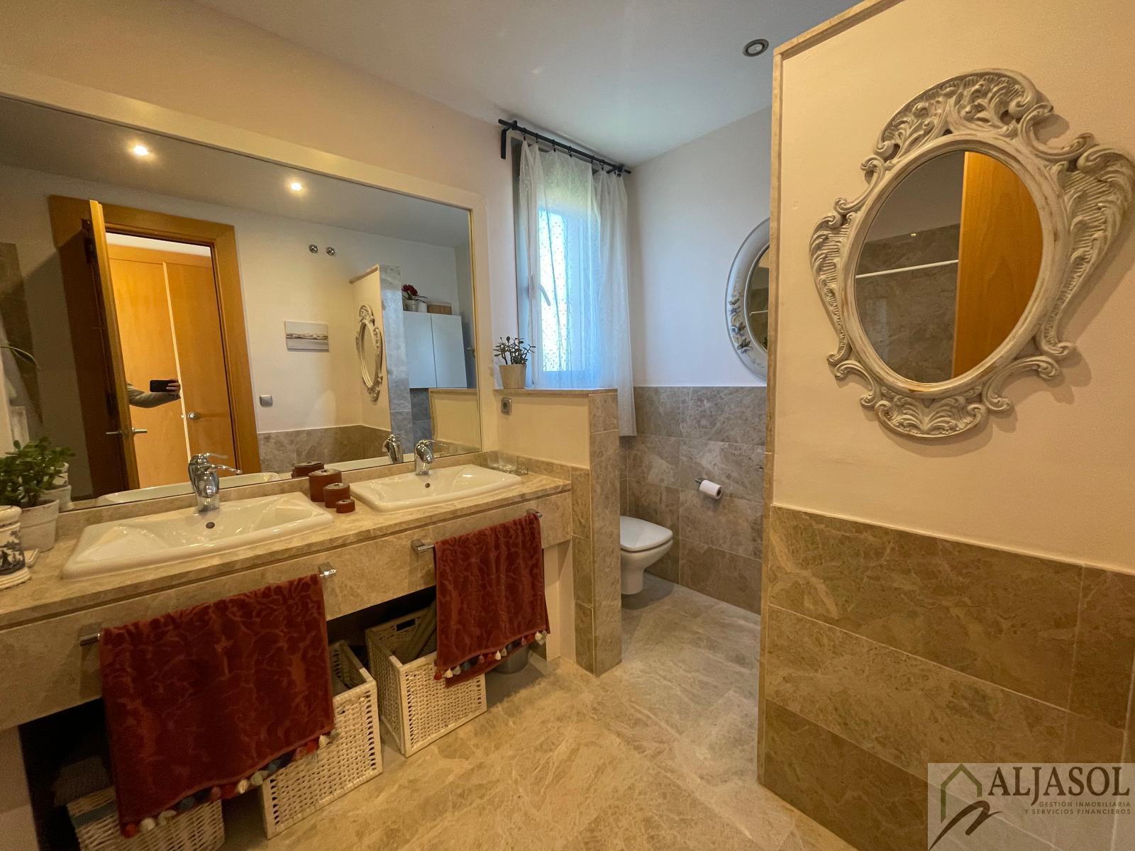 Venta de chalet en Tomares