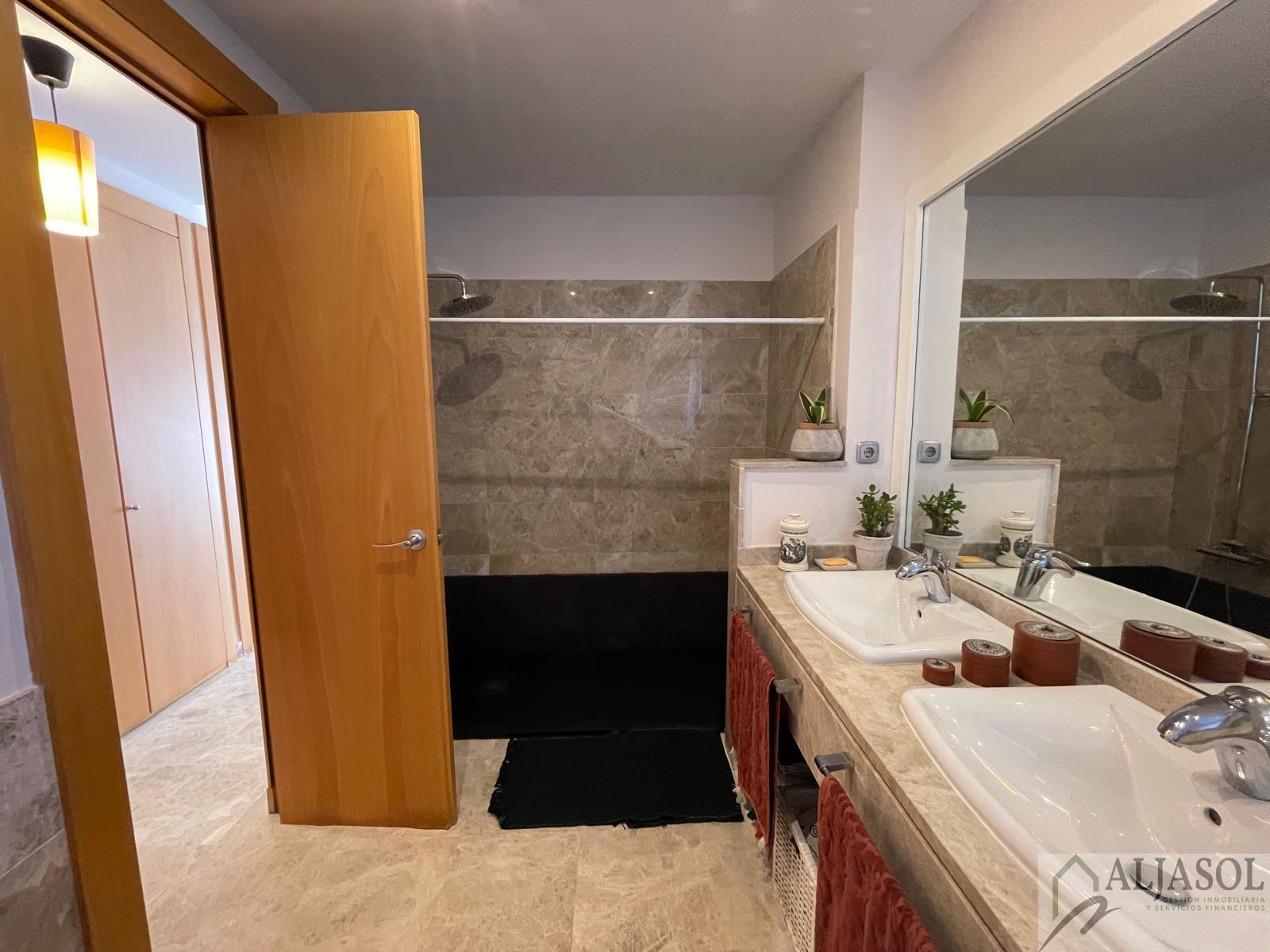 Venta de chalet en Tomares