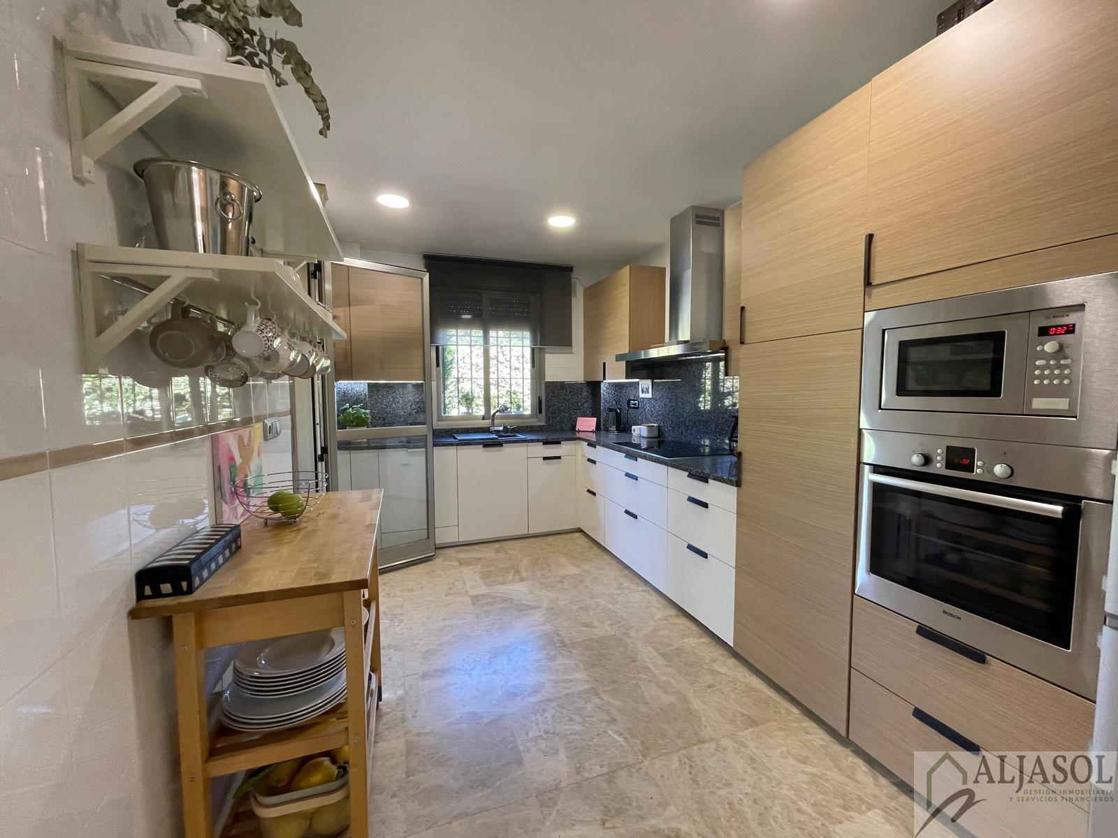 Venta de chalet en Tomares