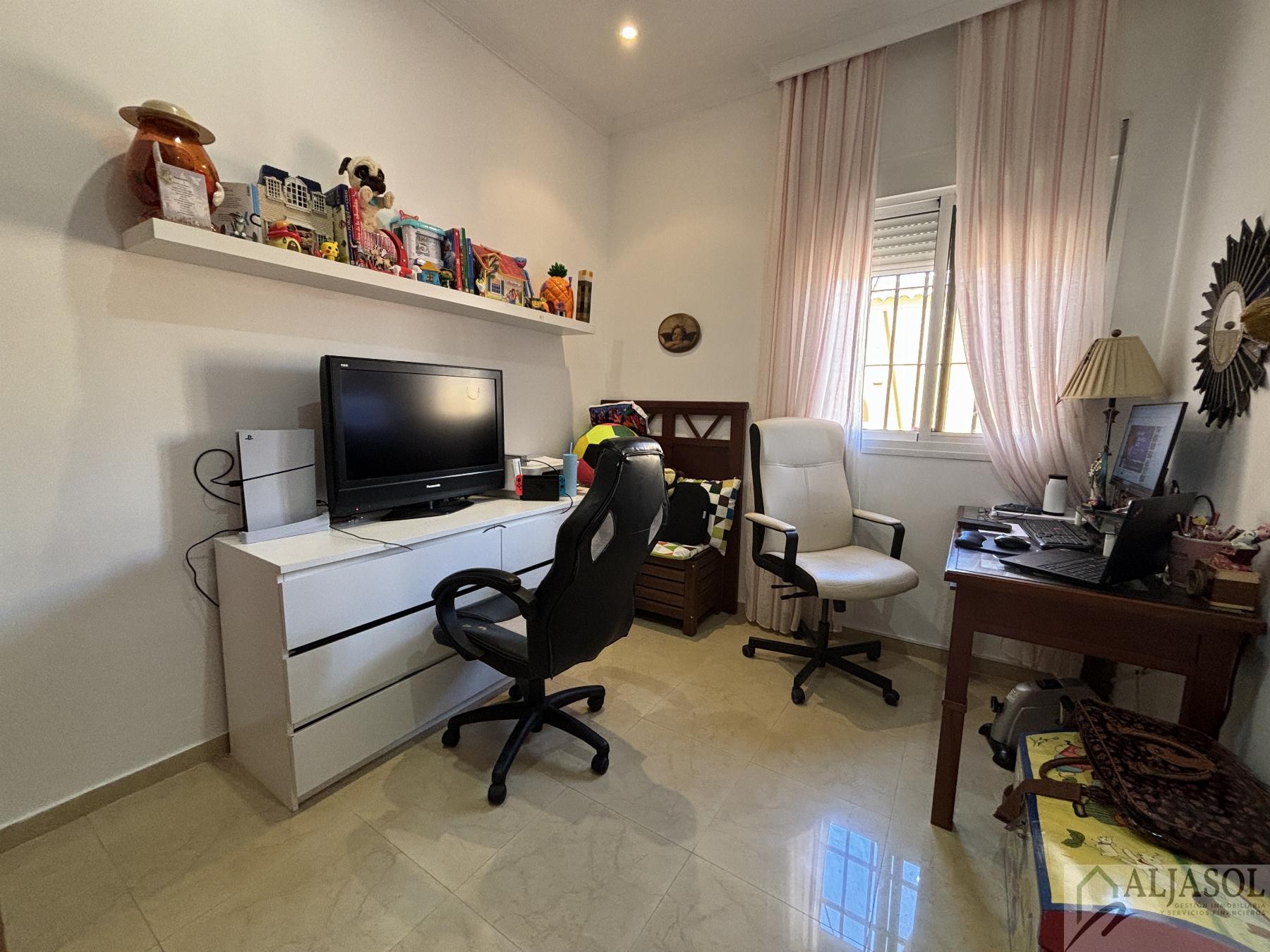 For sale of house in Salteras