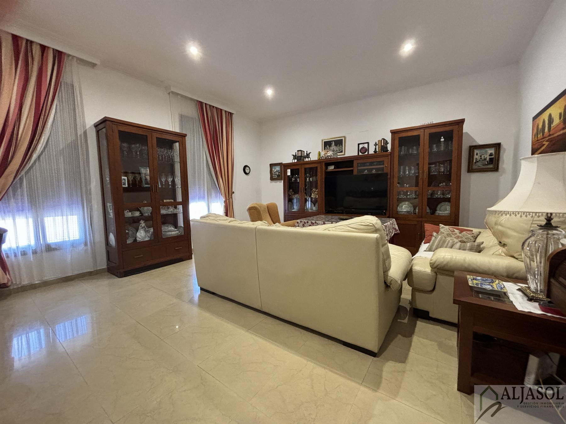 For sale of house in Salteras