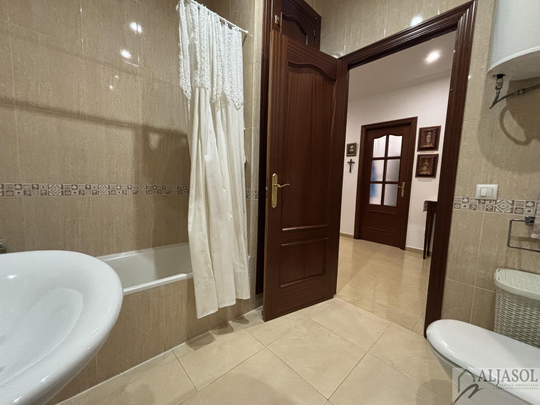 For sale of house in Salteras