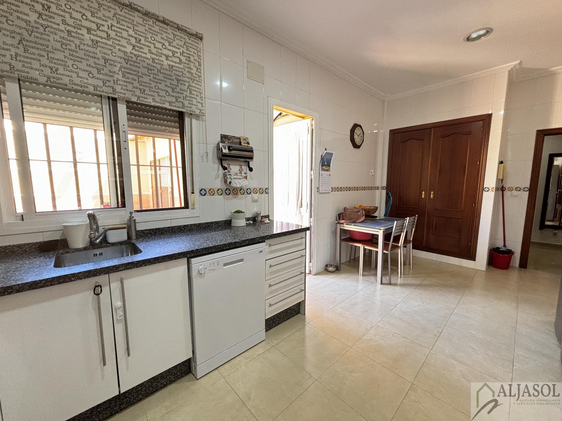 For sale of house in Salteras
