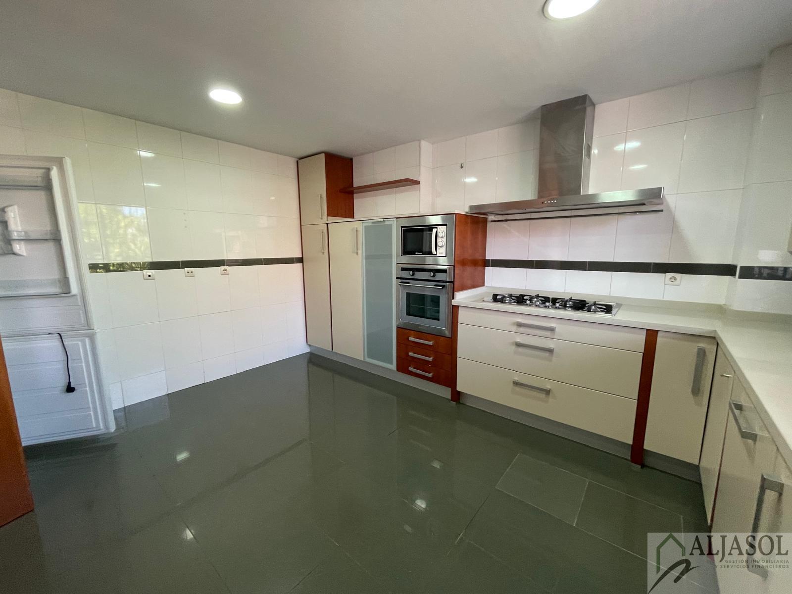 For sale of house in Gines