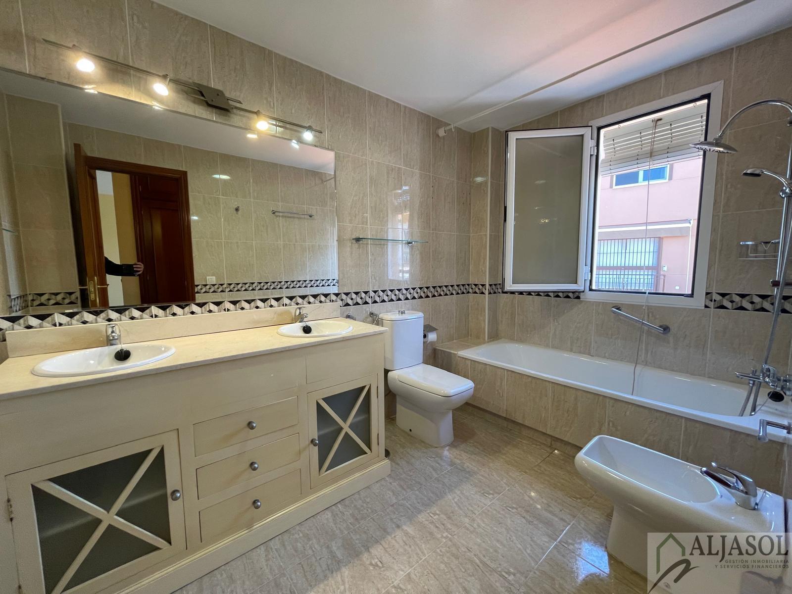 For sale of house in Gines