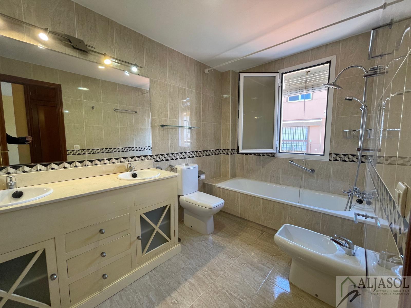 For sale of house in Gines