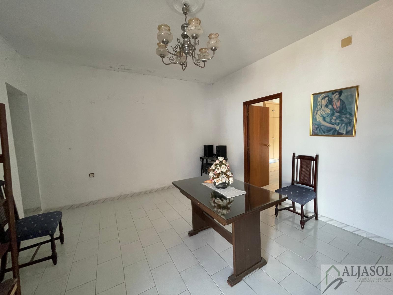 For sale of house in Salteras