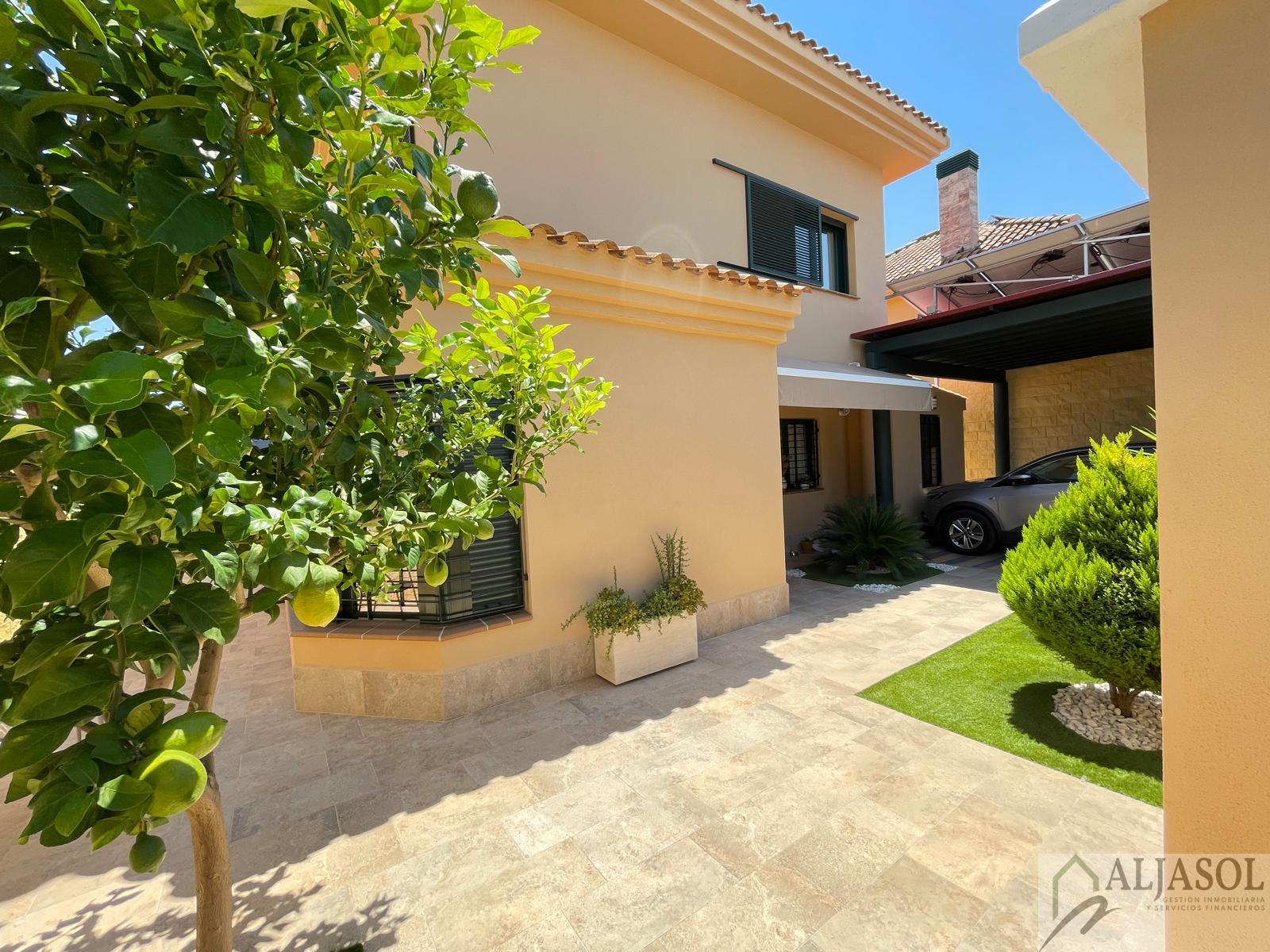 For sale of chalet in Palomares del Río