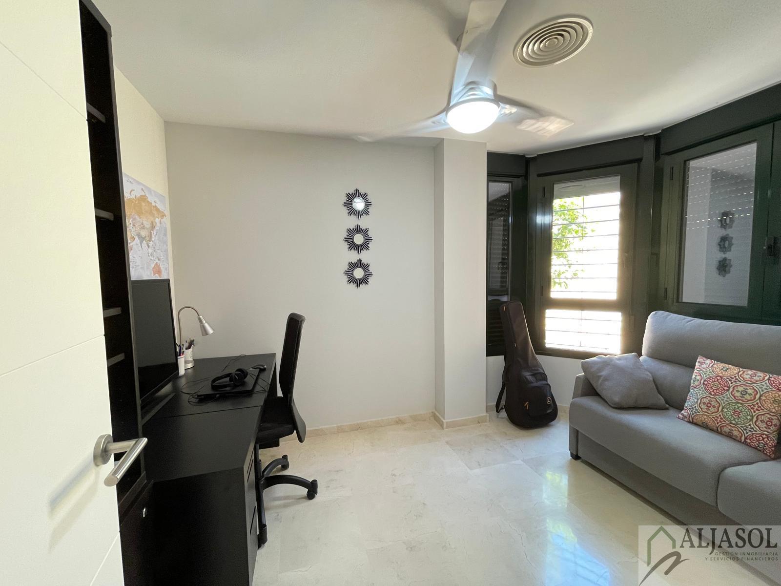 For sale of chalet in Palomares del Río